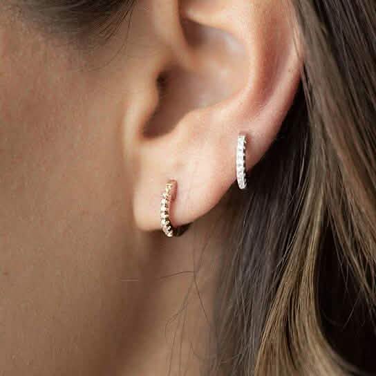14K vergoldete Zirkonia-Cuff-Huggie-Ohrringe