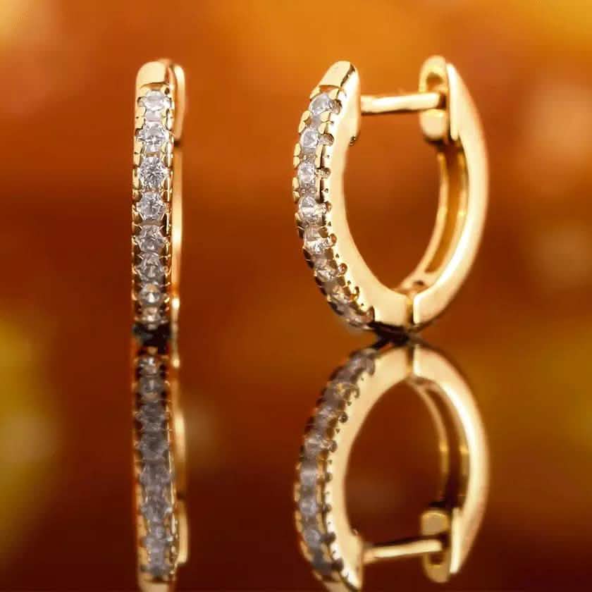 18k Huggie-Ohrringe, besetzt mit Swarovski Kristallen