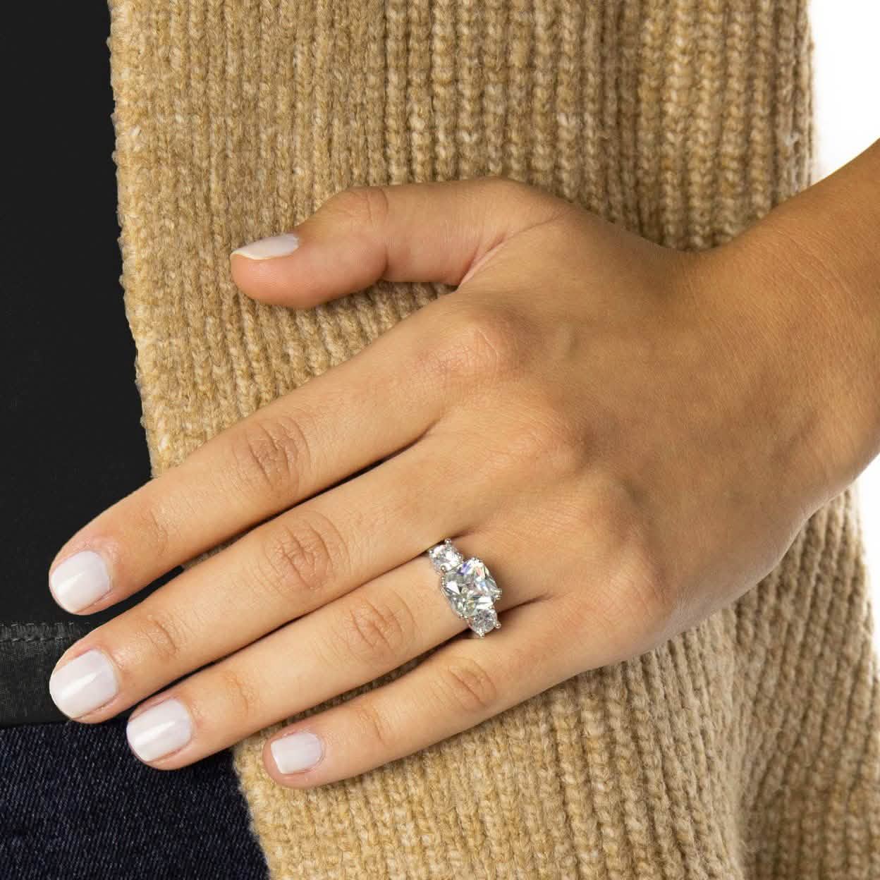 Verlobungsring aus 18K Weißgold mit 5,00 Karat Kissenschliff