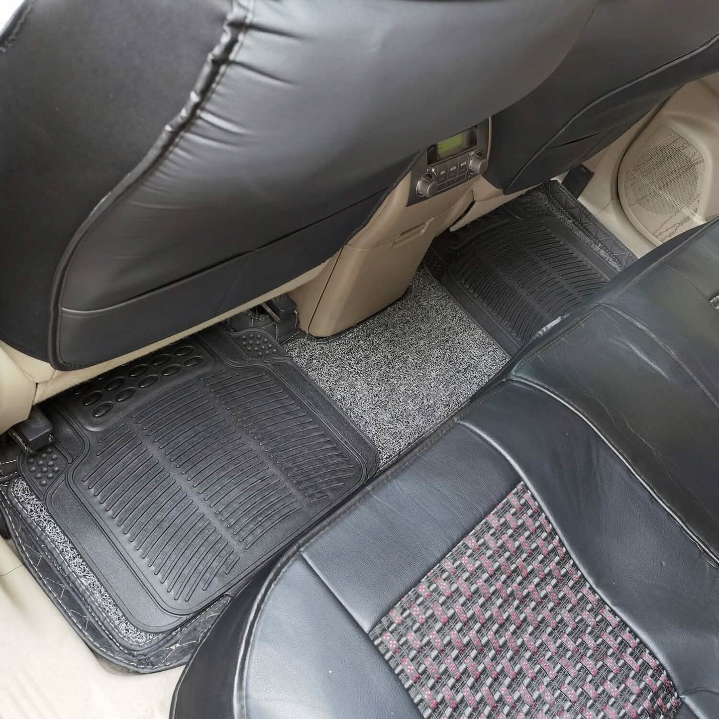4-teilig: Robuste PVC-Gummi-Autofußmatten mit zuschneidbarem Design