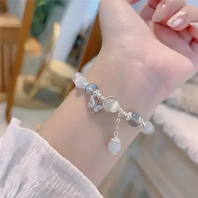Perlenarmband aus Glas-Katzenaugenstein mit Schmetterlingsanhänger