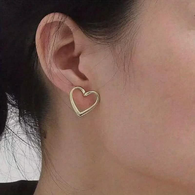 Glänzende herzförmige Ohrstecker mit Aushöhlung