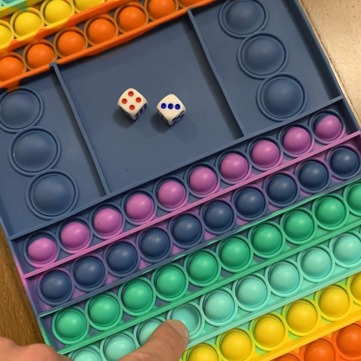 Großes Push-Pop-Spiel und Würfelbrett