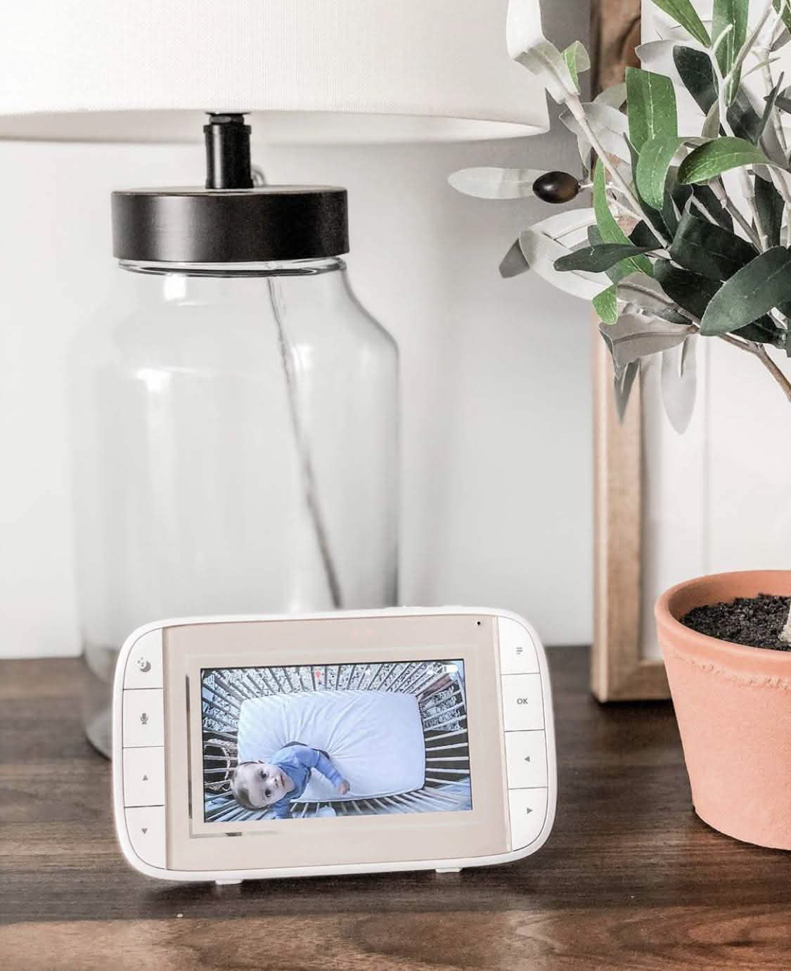 Motorola Halo+ Video-Babyphone – Säuglings-WLAN-Kamera mit Befestigung an der Krippe – 4,3-Zoll-Farbdisplay mit Infrarot-Nachtsicht und Gegensprechfunktion (generalüberholt)