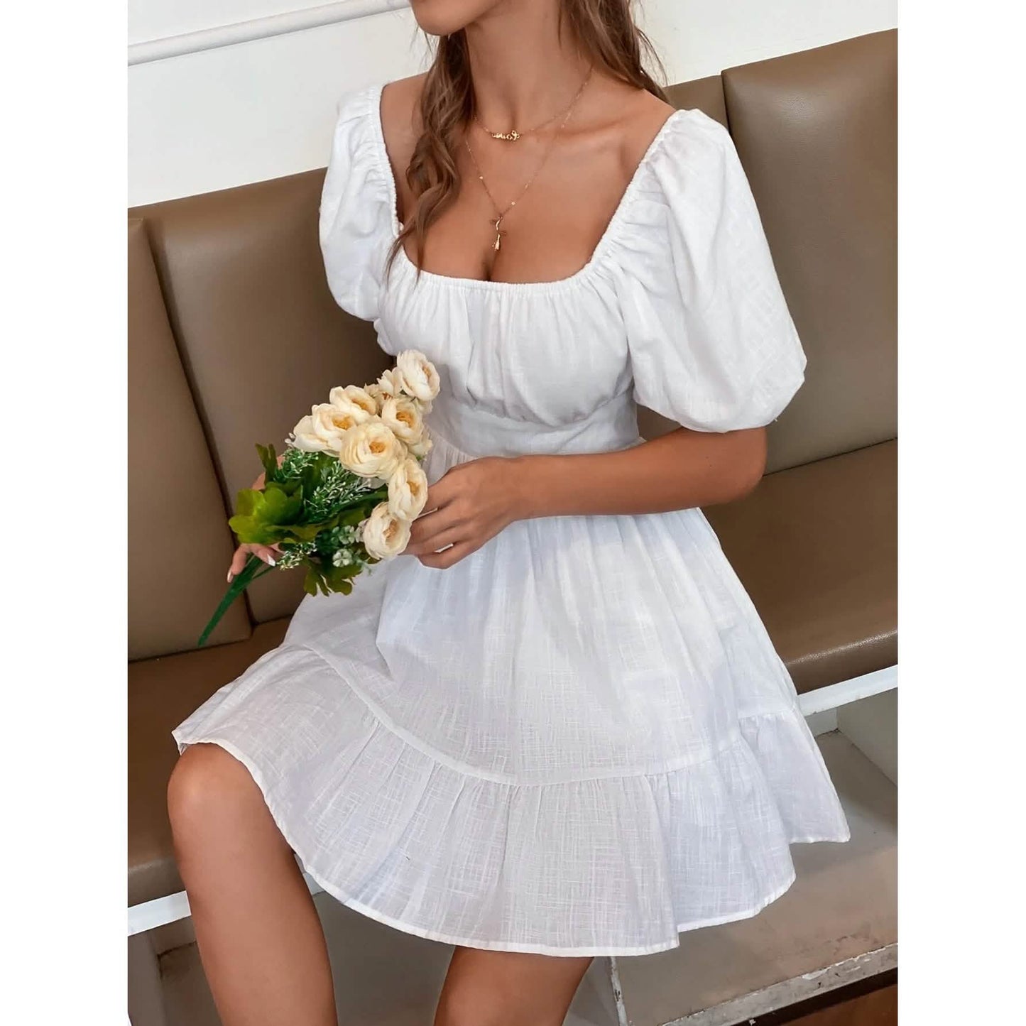 Kleid mit gebundenem Rückenausschnitt und Volant-Saum