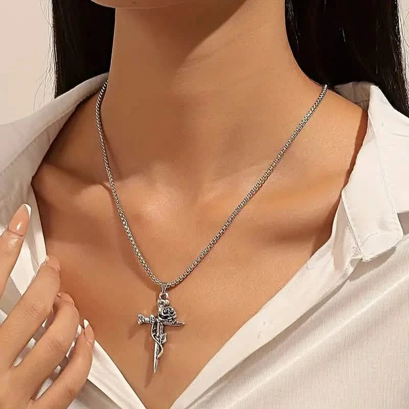 Vintage-inspirierte Herren Halskette mit Anhänger aus Titanstahl - Einzigartiges Kehlketten-Design mit Kreuz- und Rosenakzenten