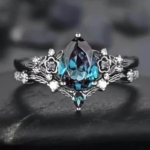 2-teiliges Set: Gotischer schwarz-goldener Verlobungsring mit birnenförmigem Zirkonia