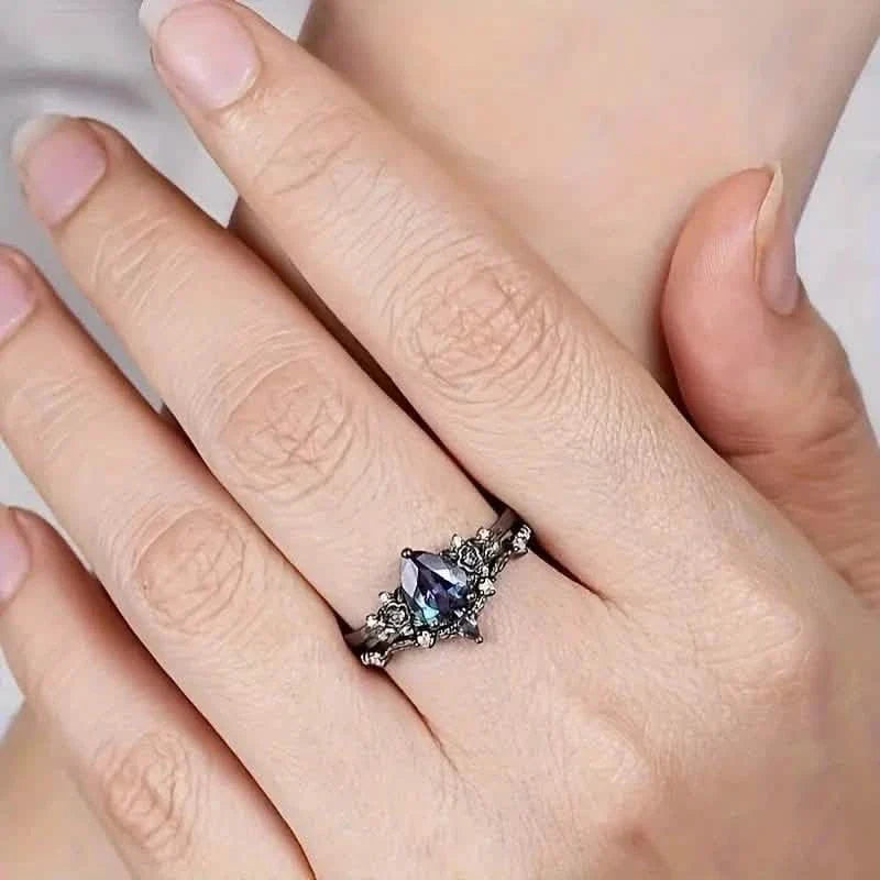 2-teiliges Set: Gotischer schwarz-goldener Verlobungsring mit birnenförmigem Zirkonia