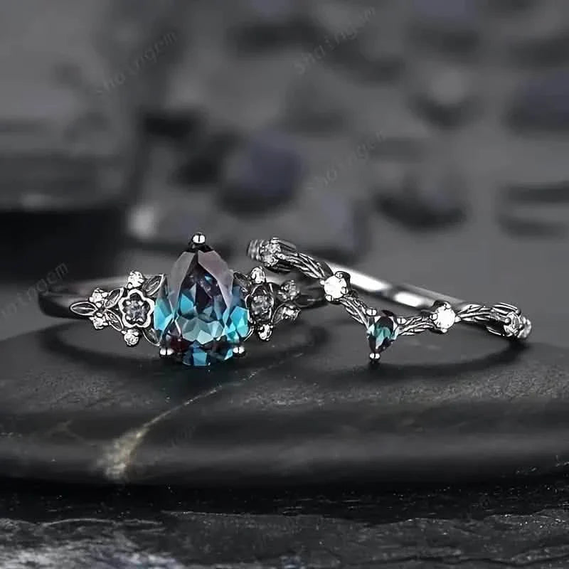 2-teiliges Set: Gotischer schwarz-goldener Verlobungsring mit birnenförmigem Zirkonia