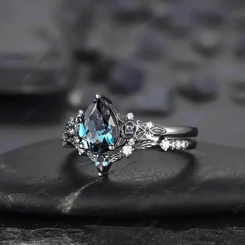 2-teiliges Set: Gotischer schwarz-goldener Verlobungsring mit birnenförmigem Zirkonia
