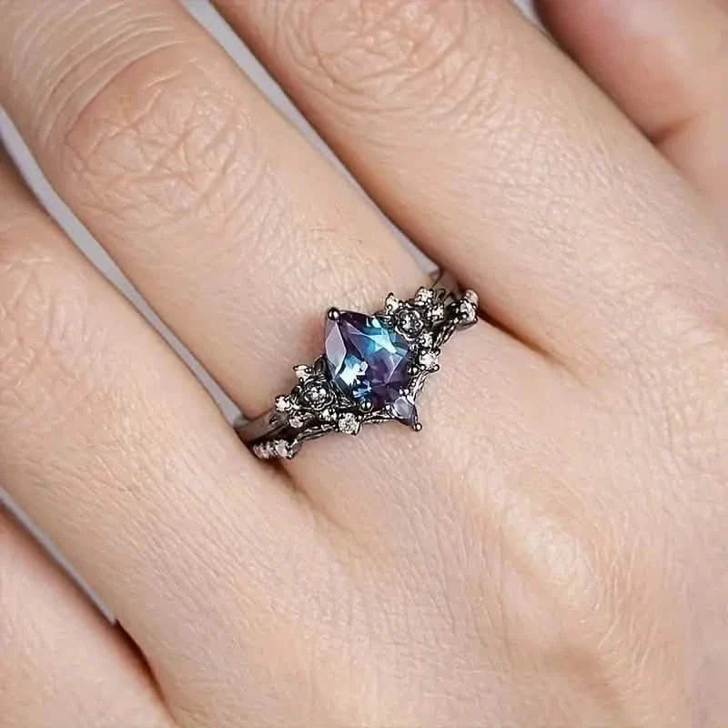 2-teiliges Set: Gotischer schwarz-goldener Verlobungsring mit birnenförmigem Zirkonia