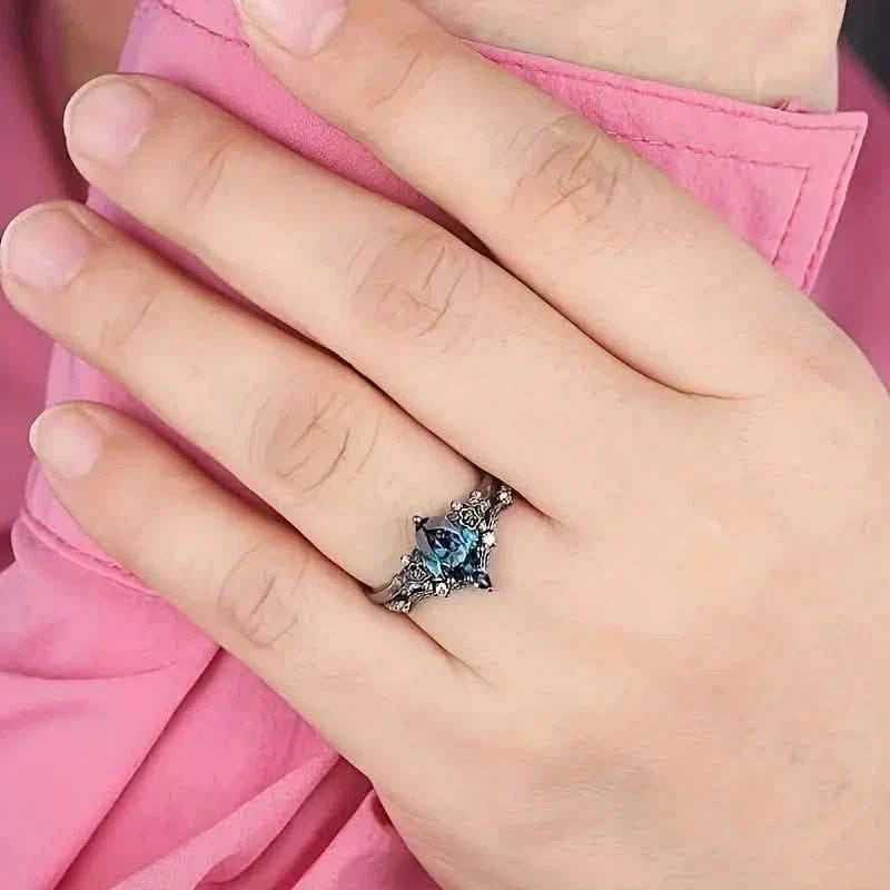 2-teiliges Set: Gotischer schwarz-goldener Verlobungsring mit birnenförmigem Zirkonia