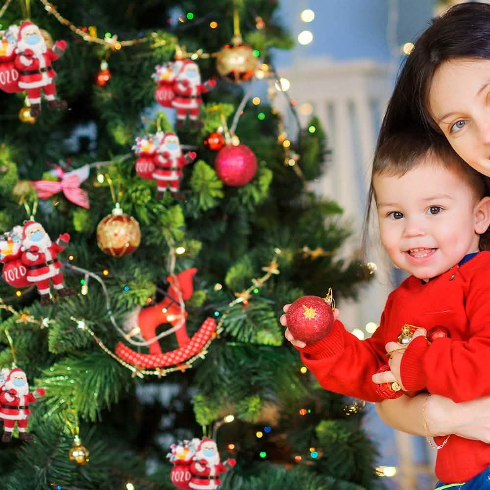 2020 Quarantäne Überlebender Weihnachtsmann Weihnachtsbaumschmuck mit Maske und allen wichtigen Utensilien