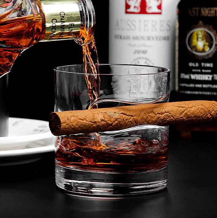3-teiliges Set: Whiskygläser mit Zigarrenhalter und Zigarrenschneider