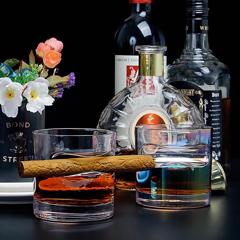 3-teiliges Set: Whiskygläser mit Zigarrenhalter und Zigarrenschneider