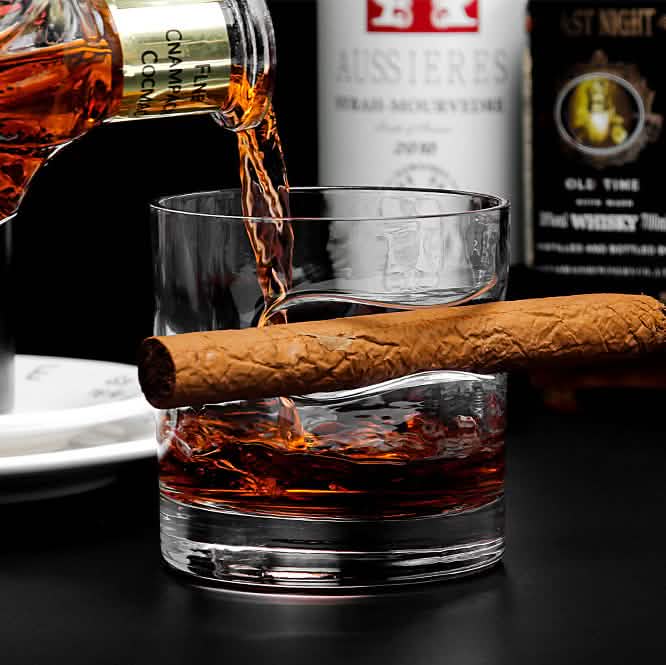 3-teiliges Set: Whiskygläser mit Zigarrenhalter und Zigarrenschneider