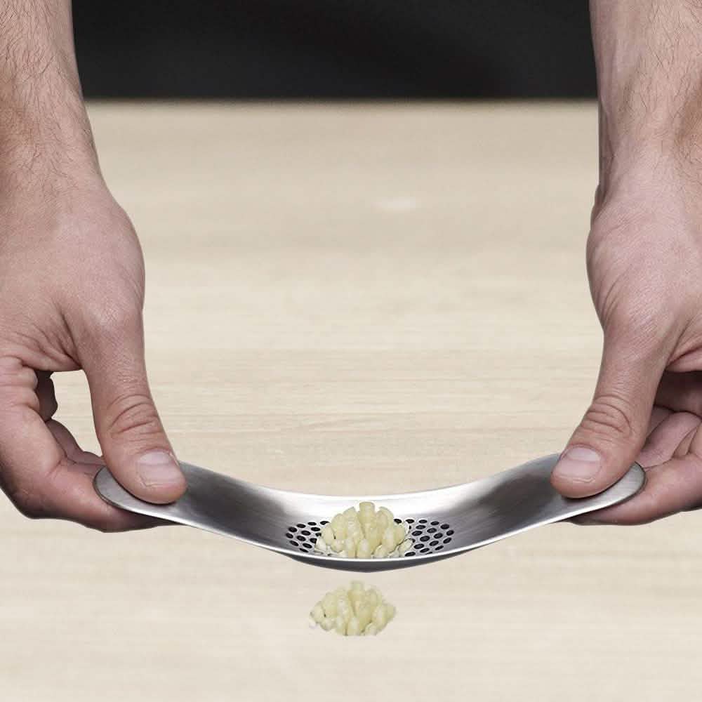 3-teiliges Set: Knoblauchpresse und -schäler aus Edelstahl mit Reinigungsbürste