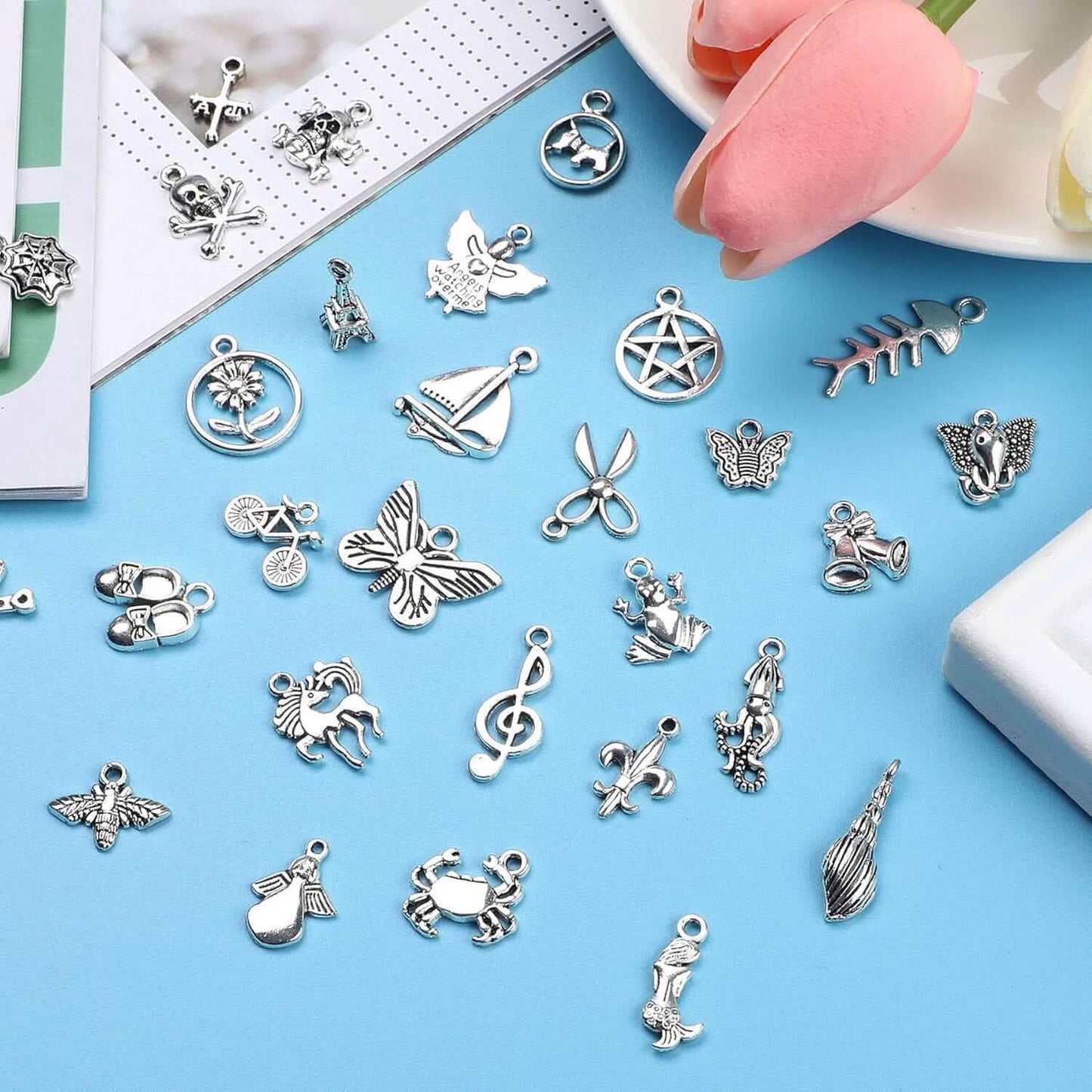 50 Stück: Silber-Anhänger für die Schmuckherstellung Großpackung Tibetische Silber-Charm-Anhänger für DIY Halskette Armband Ohrring Bastelzubehör