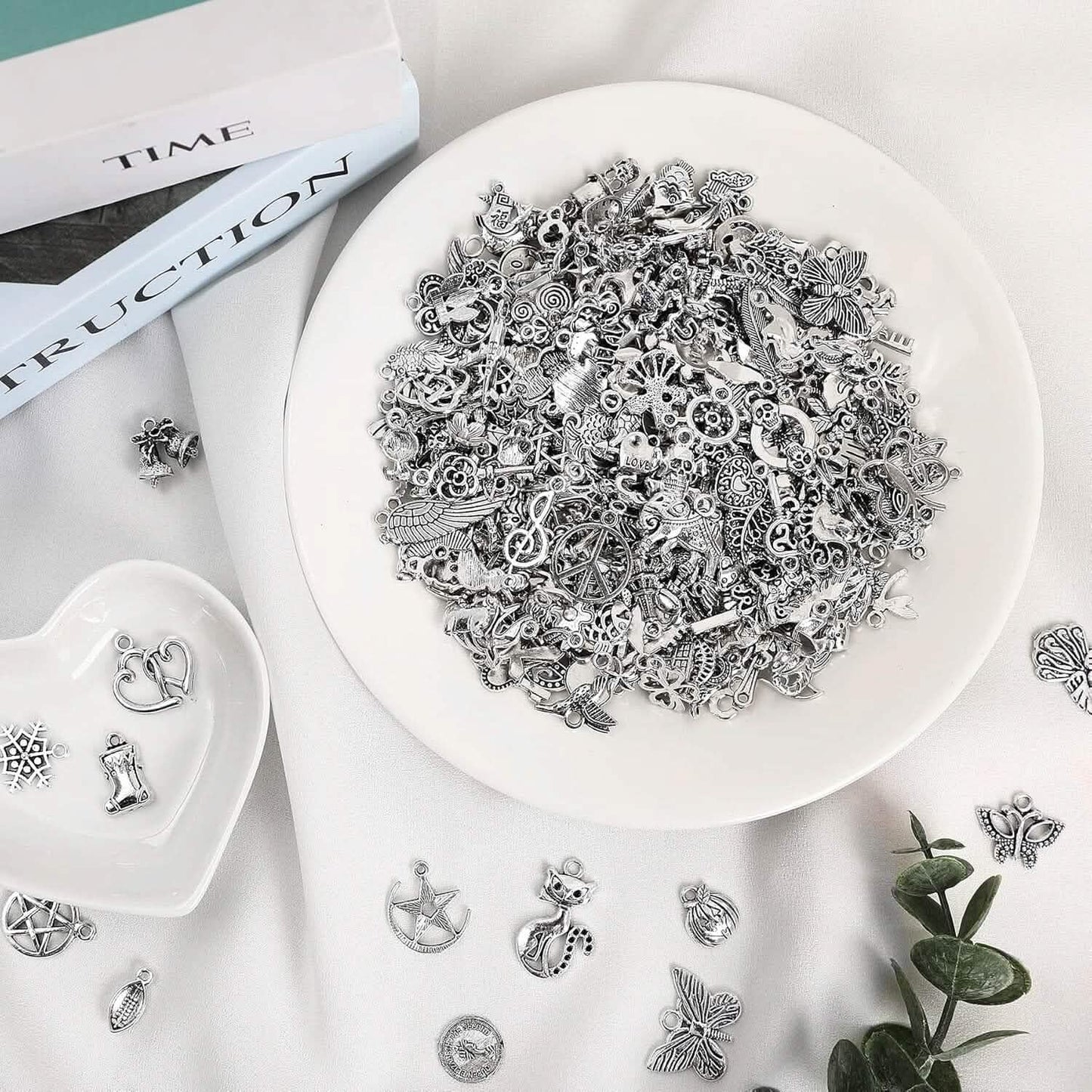 50 Stück: Silber-Anhänger für die Schmuckherstellung Großpackung Tibetische Silber-Charm-Anhänger für DIY Halskette Armband Ohrring Bastelzubehör