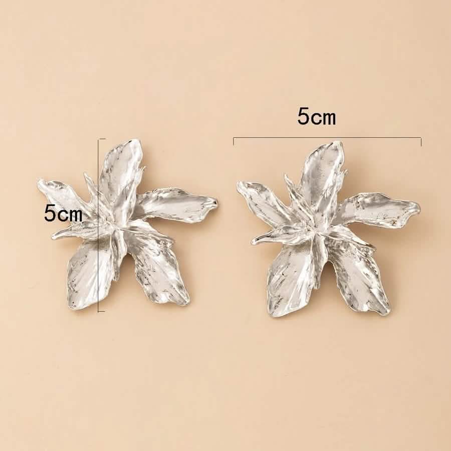 4 Paar: Damen-Ohrstecker mit strukturierter Metallblume