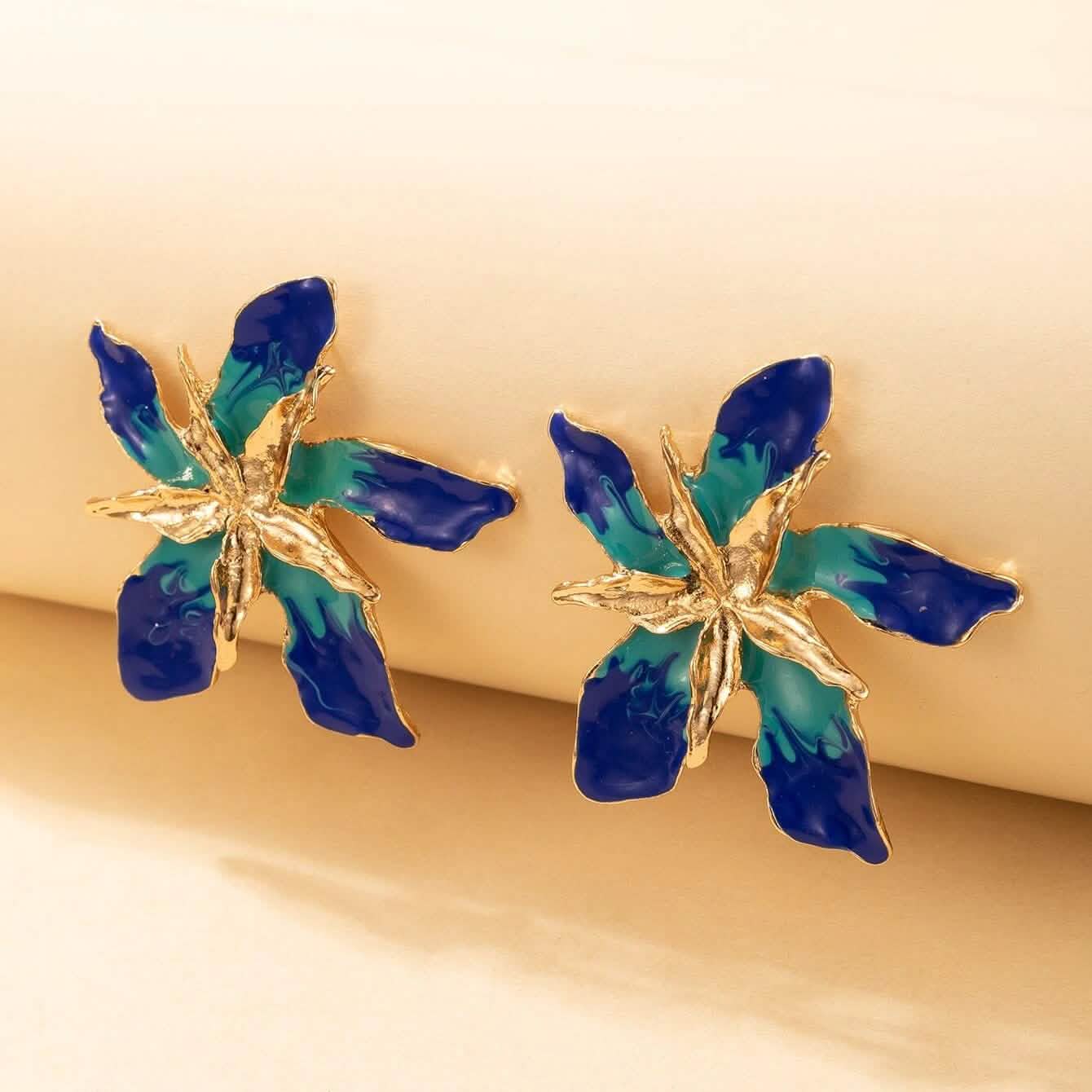4 Paar: Damen-Ohrstecker mit strukturierter Metallblume