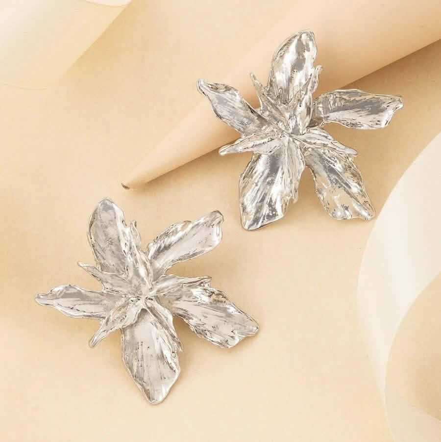 4 Paar: Damen-Ohrstecker mit strukturierter Metallblume