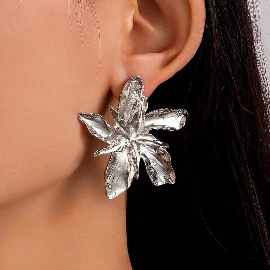 4 Paar: Damen-Ohrstecker mit strukturierter Metallblume