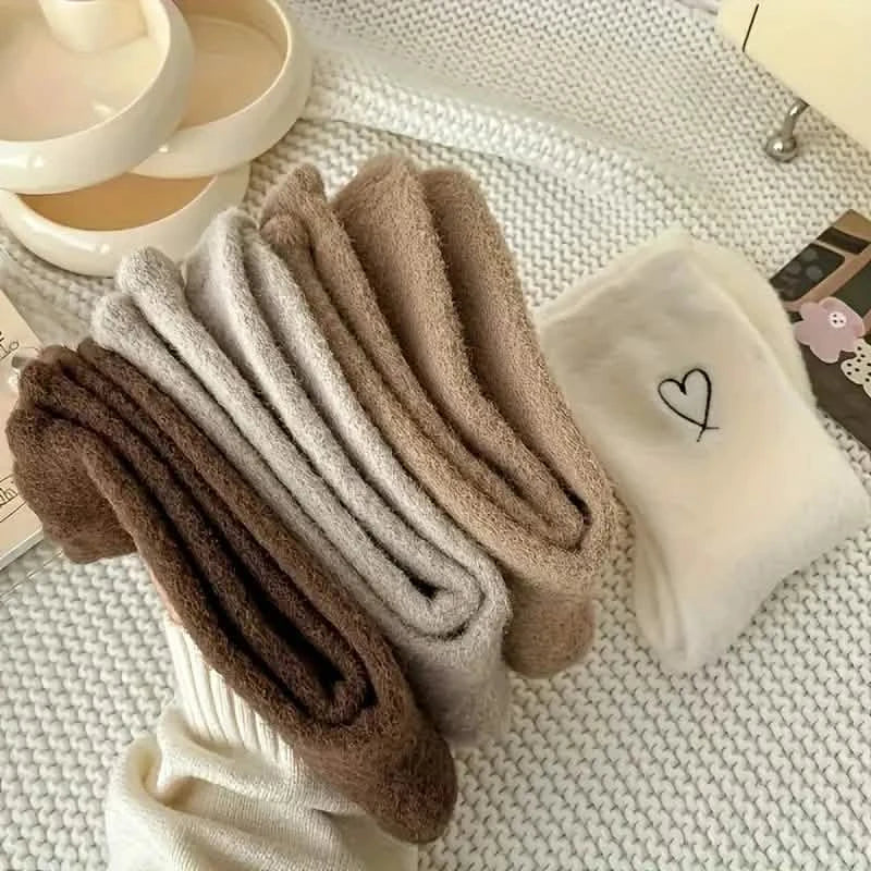 6 Paar: Ultra-bequeme flauschige Socken mit Herzstickerei, warme Damenstrümpfe und Strumpfhosen für kaltes Wetter