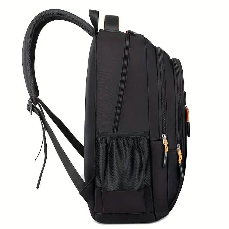 Stylischer Rucksack mit mehreren Fächern