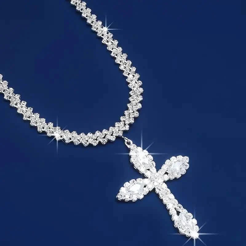 Halskette mit Kreuzanhänger aus 925er Sterlingsilber und funkelnden Strassverzierungen