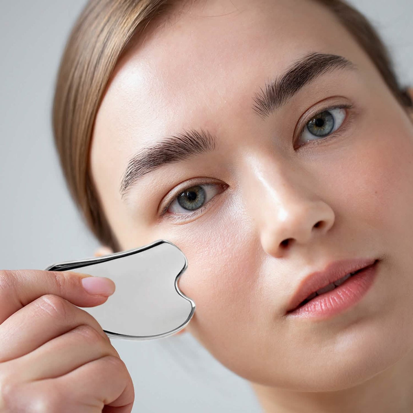 Gua Sha Massagegerät aus Edelstahl für die Gesichtspflege