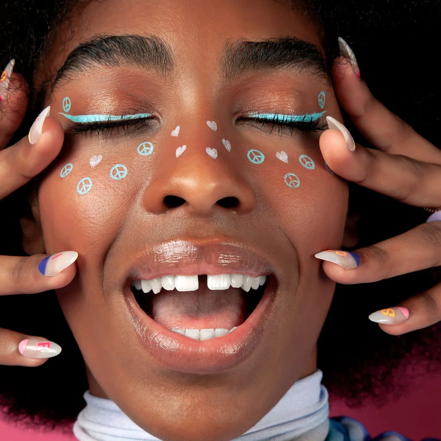 Stolz darauf, Stempel zu sein, farbiger Eyeliner – Peace