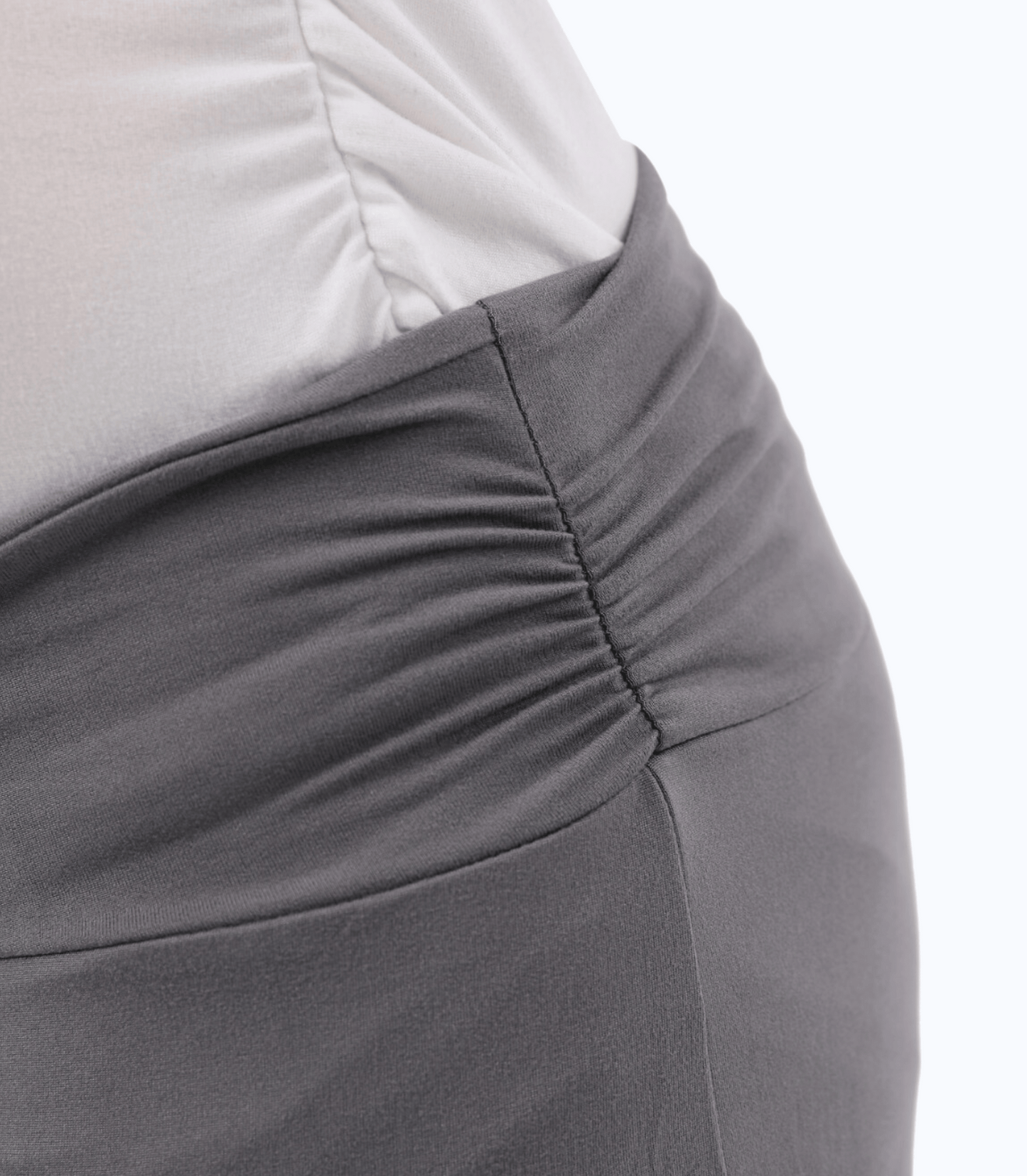 Umstands-PJs für die Zeit nach der Geburt, unterhalb des Bauches sitzend