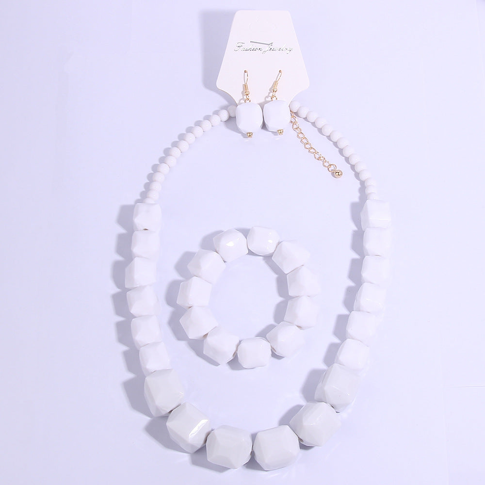 Chunky weißes geometrisches Perlen-Schmuckset aus Kunstharz