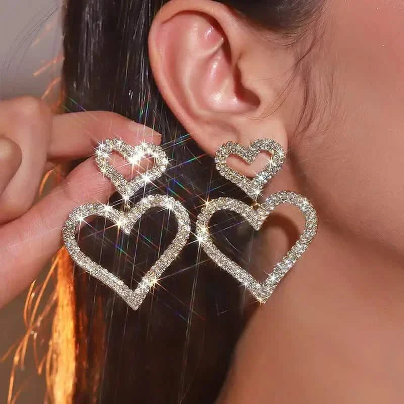 Elegante Ohrstecker mit doppeltem Herz und Strasssteinen