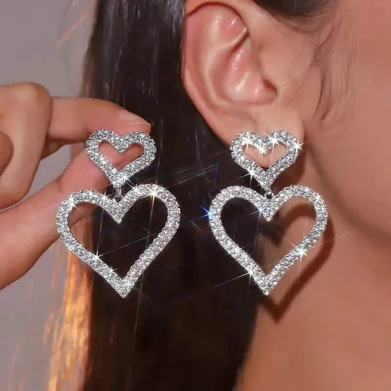 Elegante Ohrstecker mit doppeltem Herz und Strasssteinen