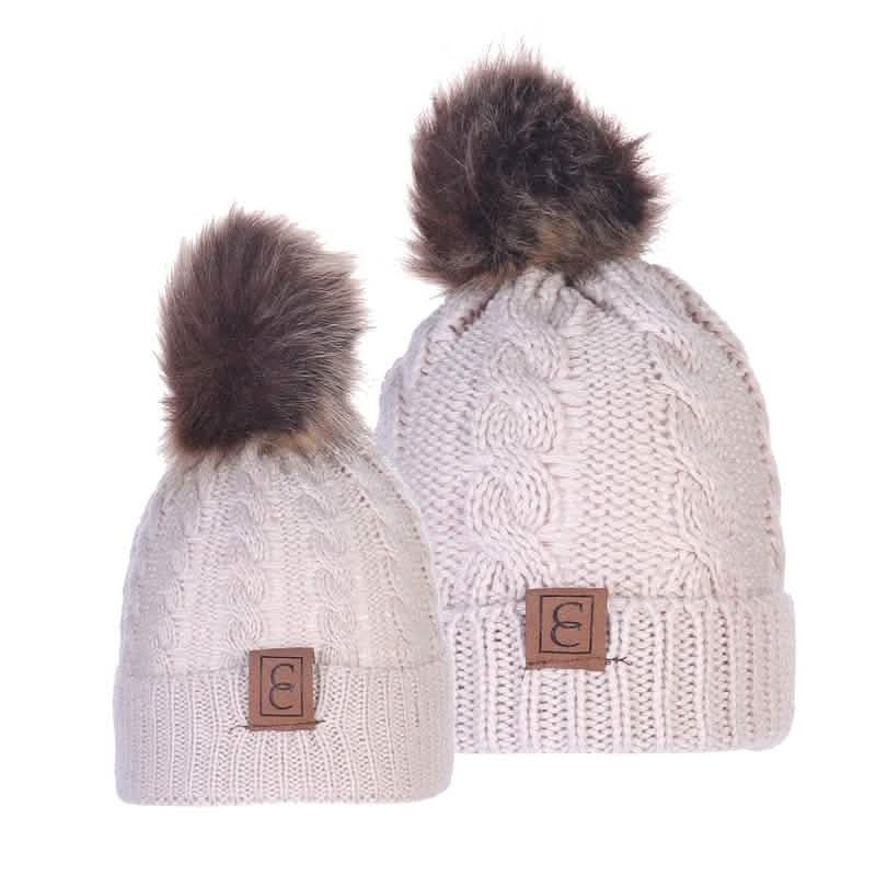 Schicke Pompon-Mützen für Mama und Kind