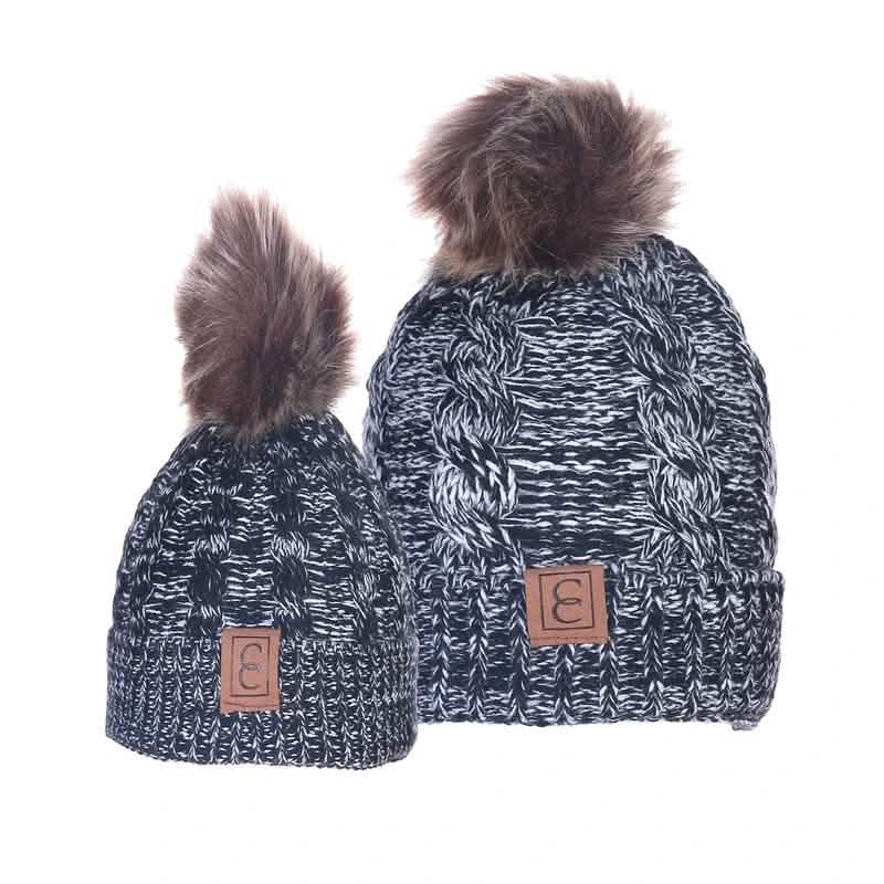 Schicke Pompon-Mützen für Mama und Kind