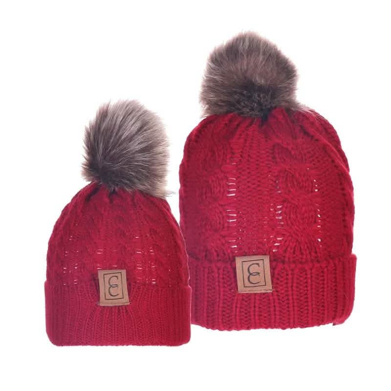 Schicke Pompon-Mützen für Mama und Kind