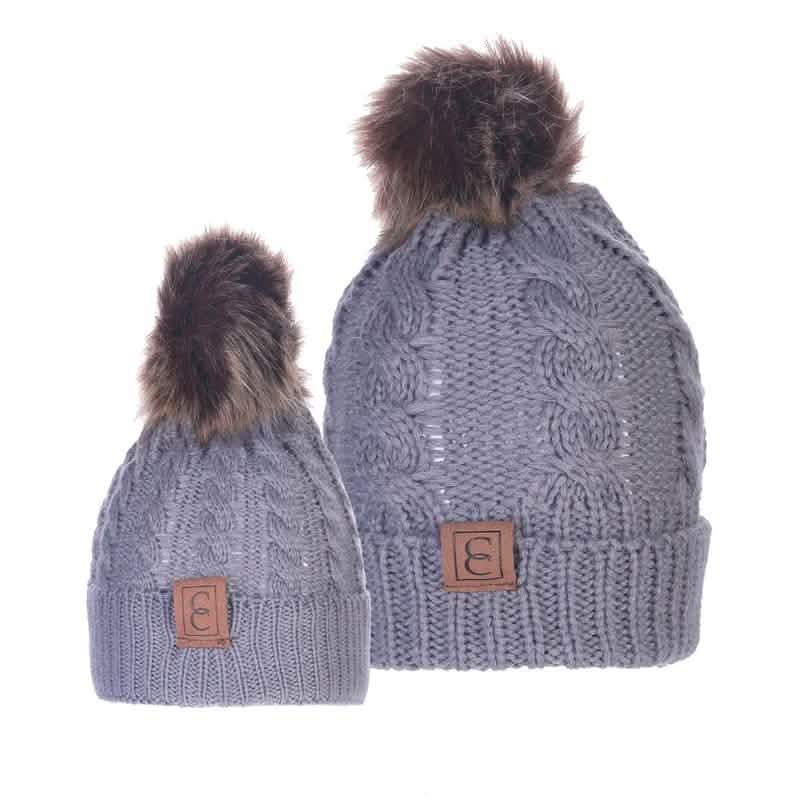 Schicke Pompon-Mützen für Mama und Kind