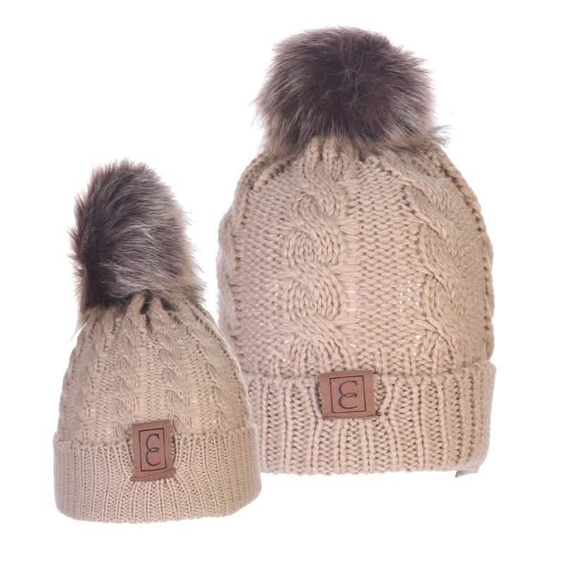 Schicke Pompon-Mützen für Mama und Kind