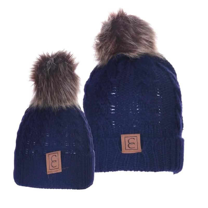 Schicke Pompon-Mützen für Mama und Kind