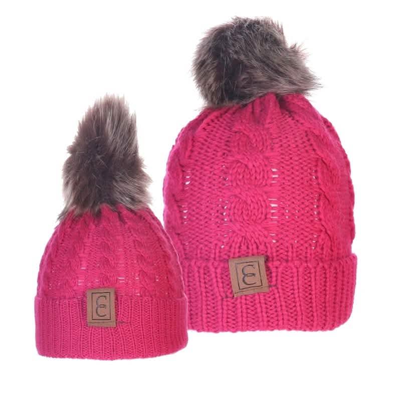 Schicke Pompon-Mützen für Mama und Kind