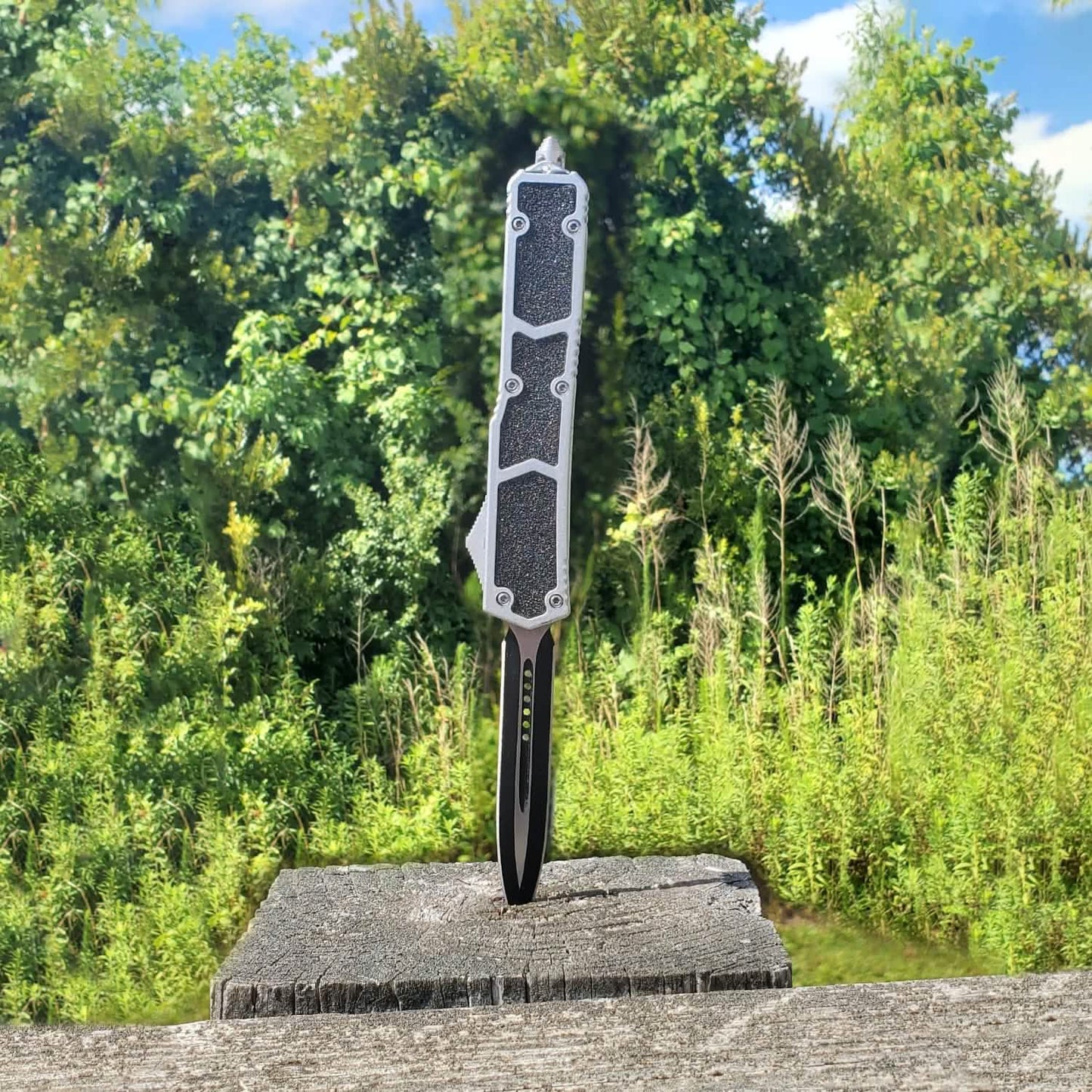 Zweischneidiges OTF-Springmesser mit Gürtelclip