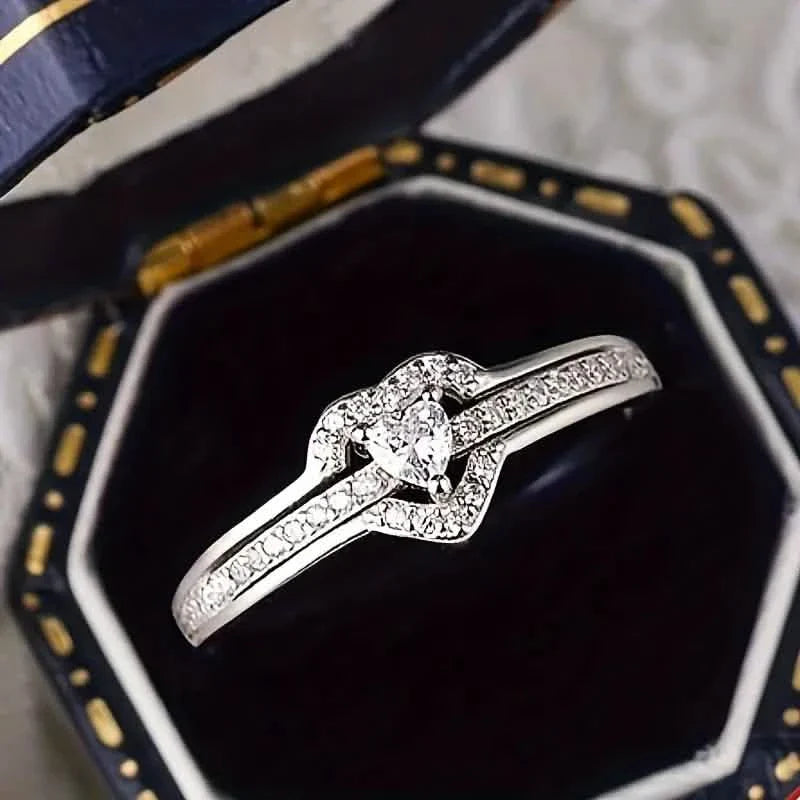 Eleganter Herzring aus 925er Sterlingsilber mit funkelnden Zirkonia
