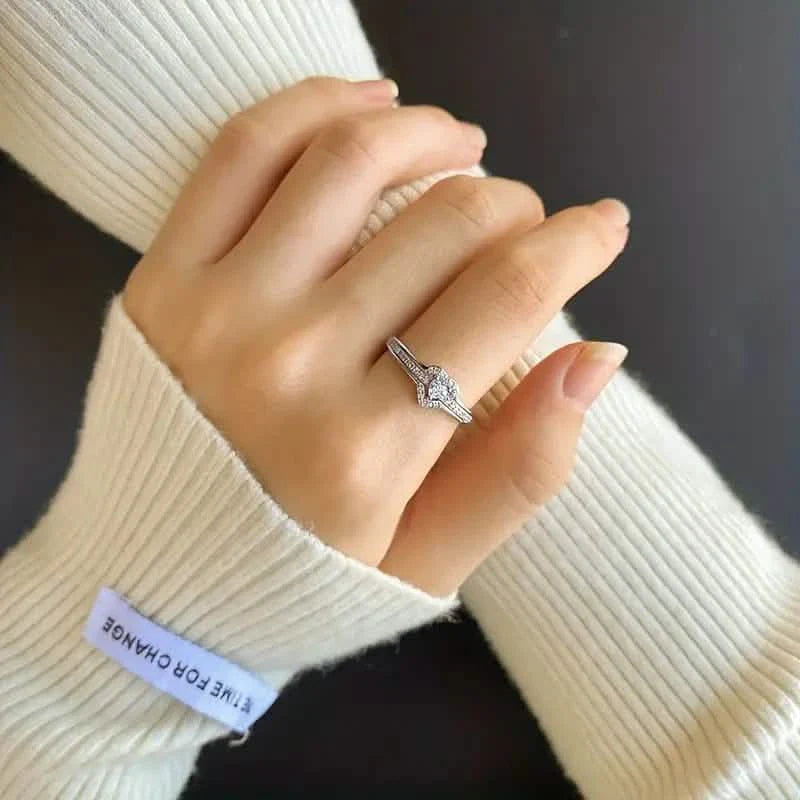 Eleganter Herzring aus 925er Sterlingsilber mit funkelnden Zirkonia