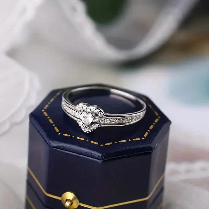 Eleganter Herzring aus 925er Sterlingsilber mit funkelnden Zirkonia