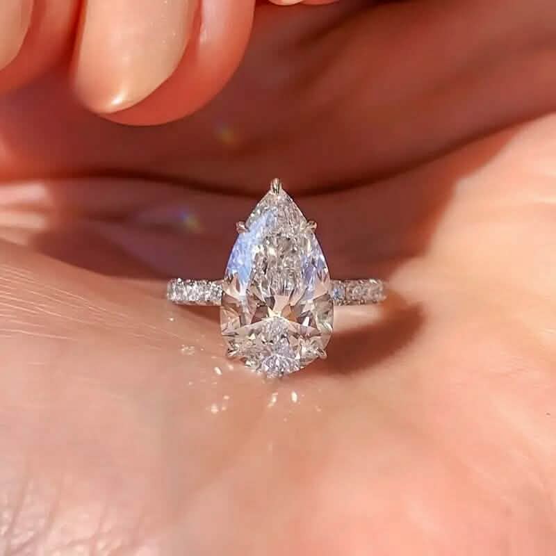 Eleganter Verlobungsring mit tropfenförmigem Zirkonia
