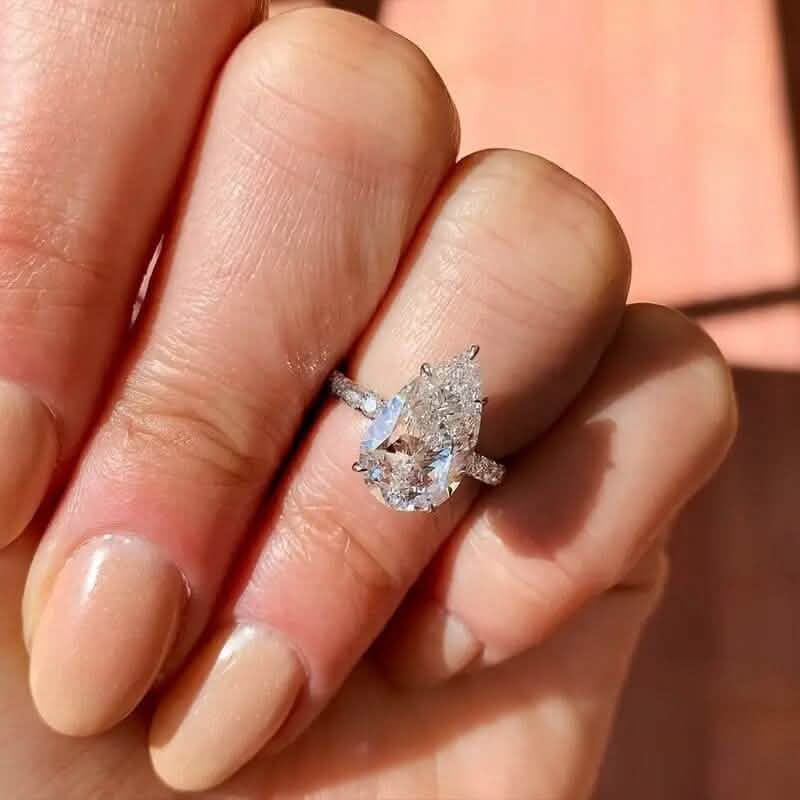 Eleganter Verlobungsring mit tropfenförmigem Zirkonia