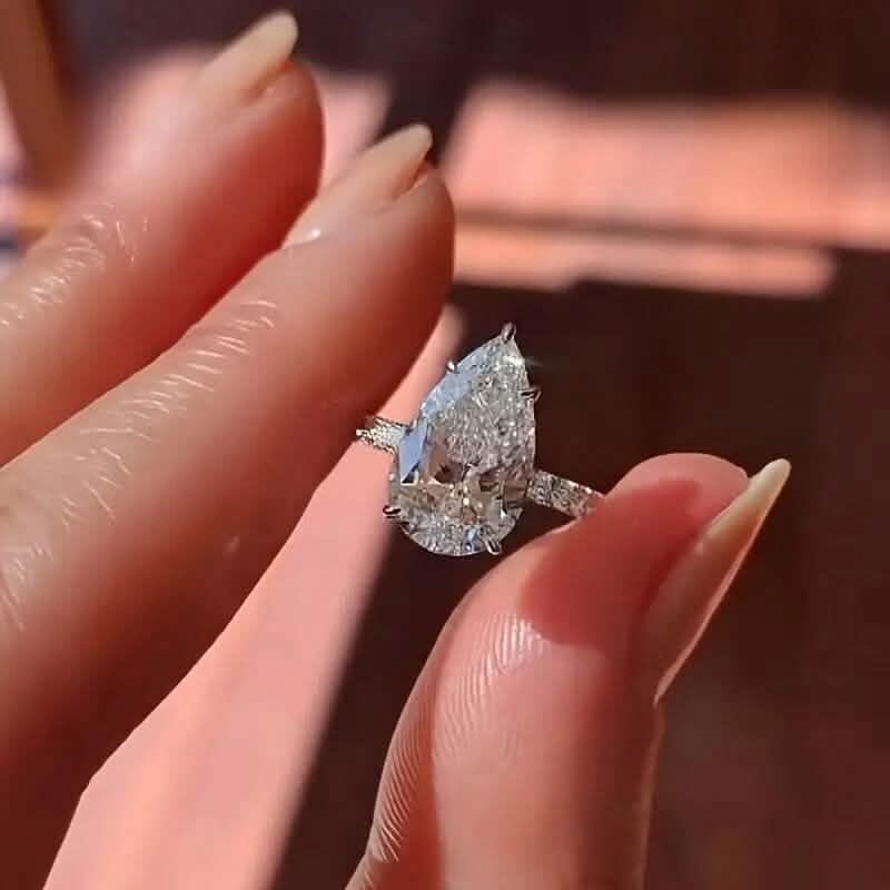 Eleganter Verlobungsring mit tropfenförmigem Zirkonia